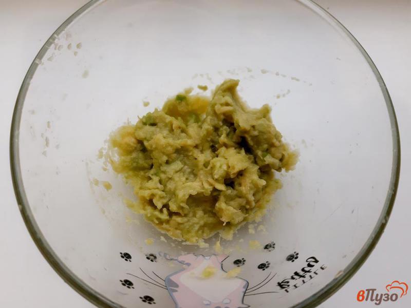 Фото приготовление рецепта: Сырные тарталетки с авокадо шаг №2