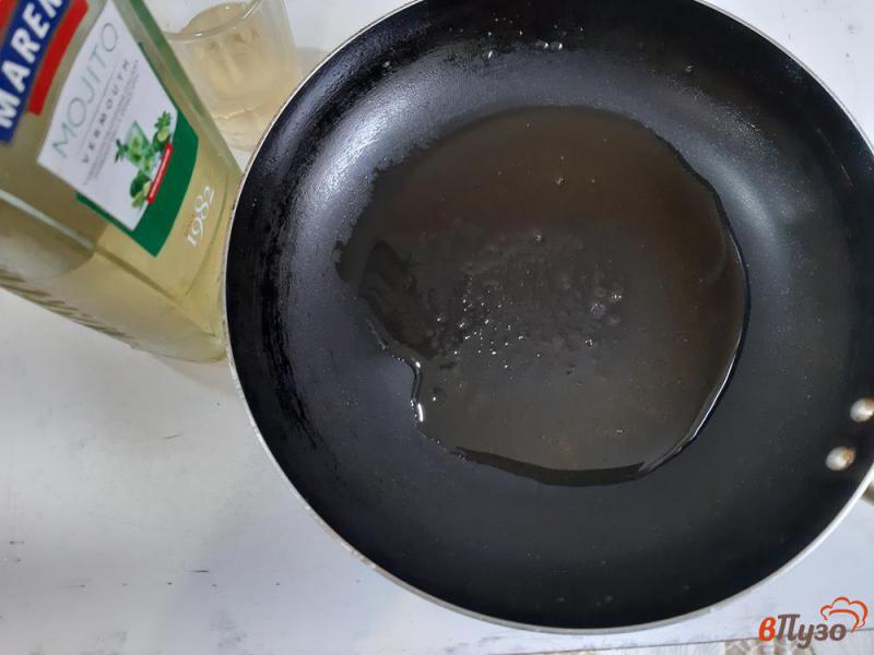 Фото приготовление рецепта: Форель жареная в соусе с вином и маскарпоне шаг №6