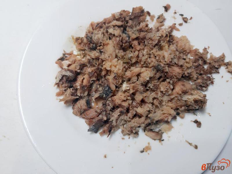Фото приготовление рецепта: Салат «Мимоза» с рисом и шпротами шаг №3