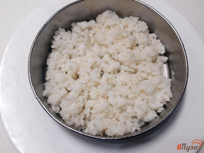 Фото приготовление рецепта: Салат «Мимоза» с рисом и шпротами шаг №5