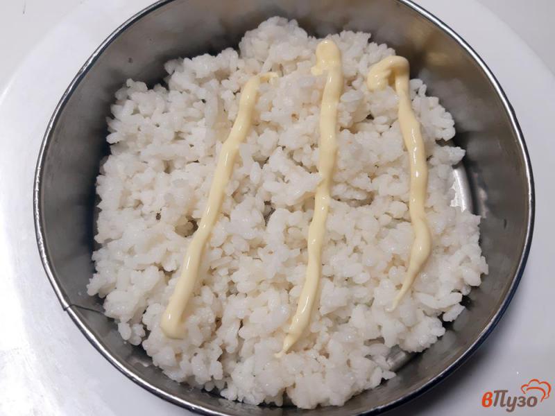Фото приготовление рецепта: Салат «Мимоза» с рисом и шпротами шаг №6