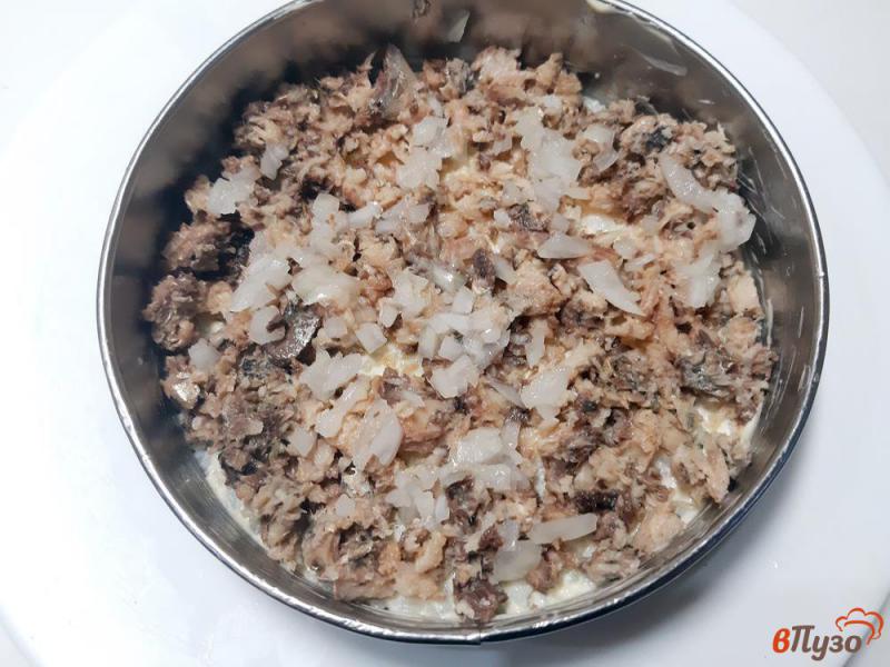 Фото приготовление рецепта: Салат «Мимоза» с рисом и шпротами шаг №8