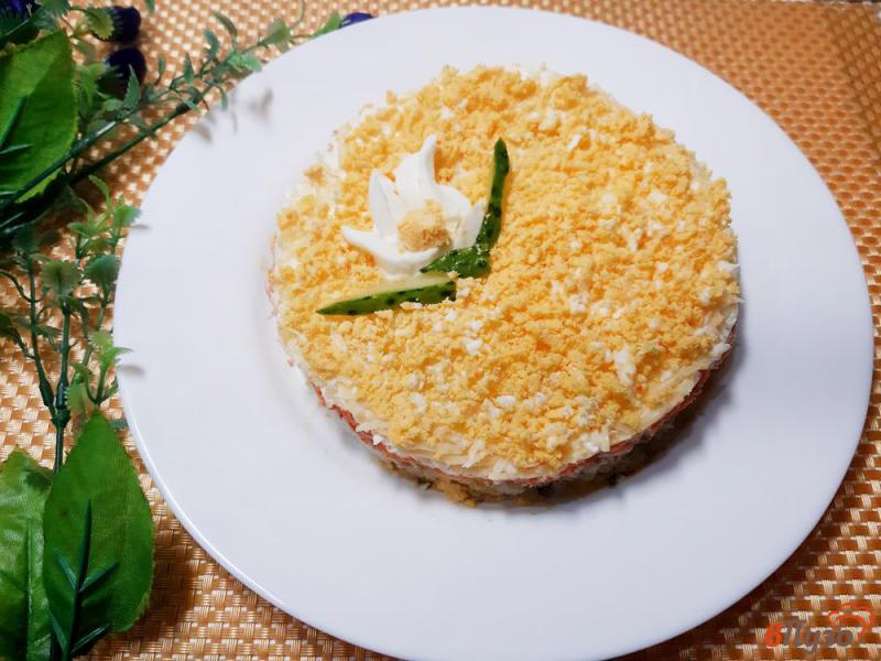 Фото приготовление рецепта: Салат «Мимоза» с рисом и шпротами шаг №14