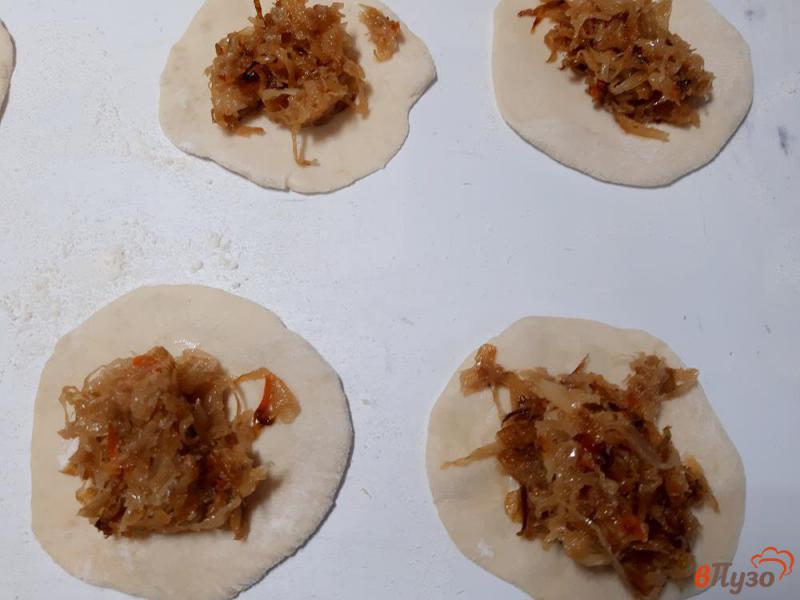 Фото приготовление рецепта: Пирожки жареные с квашеной капустой шаг №12