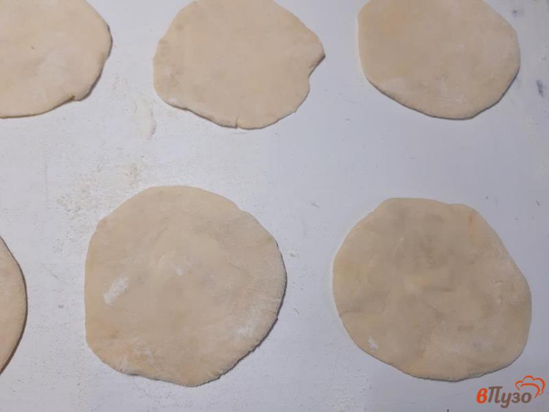 Фото приготовление рецепта: Пирожки жареные с квашеной капустой шаг №11