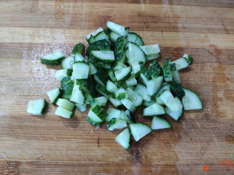 Фото приготовление рецепта: Салат из молодой капусты с редиской и зеленью шаг №3