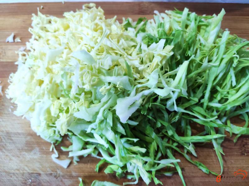Фото приготовление рецепта: Салат из молодой капусты с редиской и зеленью шаг №1