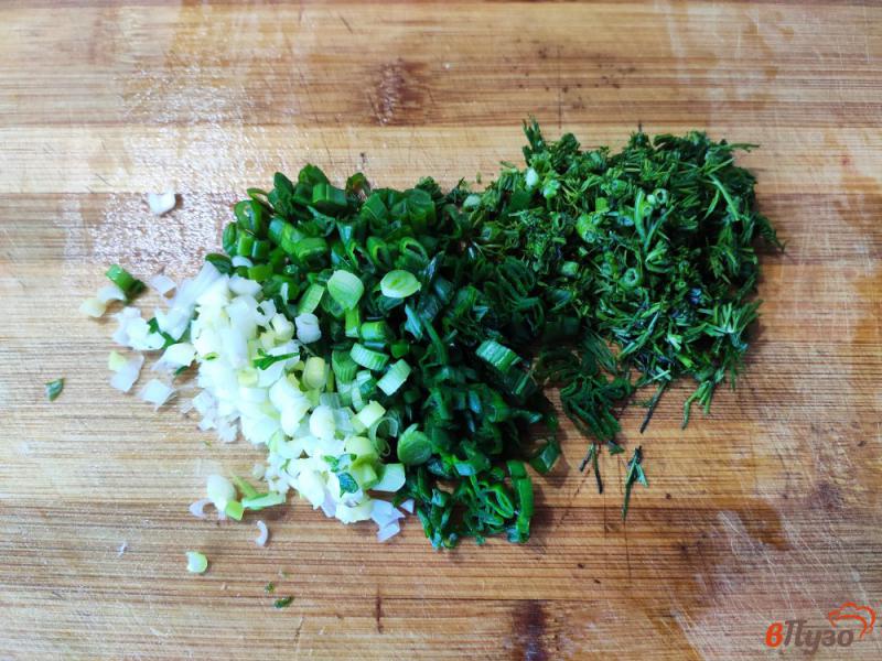 Фото приготовление рецепта: Салат из молодой капусты с редиской и зеленью шаг №4