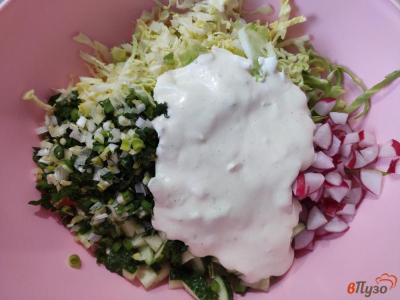 Фото приготовление рецепта: Салат из молодой капусты с редиской и зеленью шаг №7