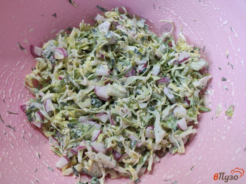 Фото приготовление рецепта: Салат из молодой капусты с редиской и зеленью шаг №8