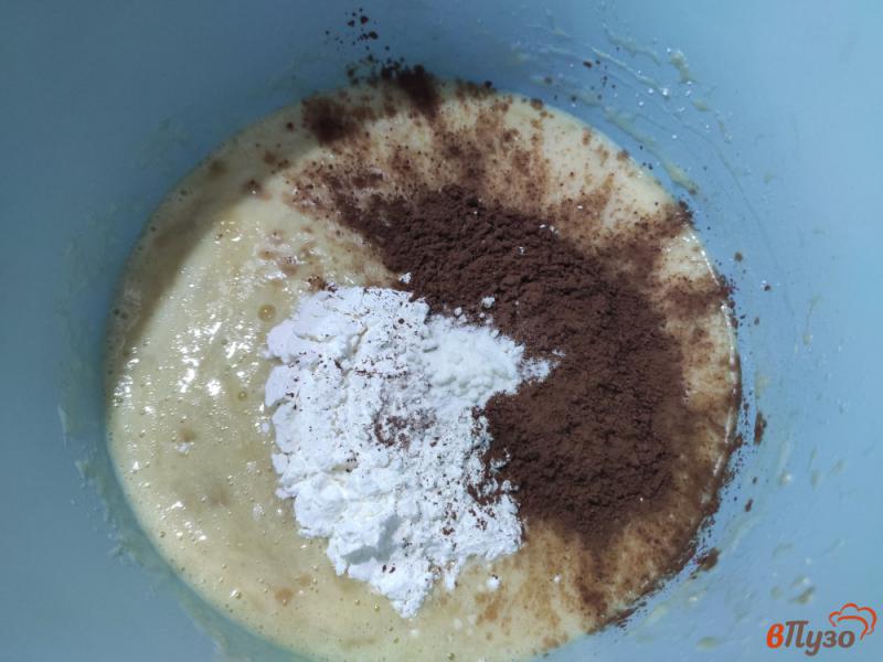 Фото приготовление рецепта: Шоколадно-банановый кекс без муки шаг №4