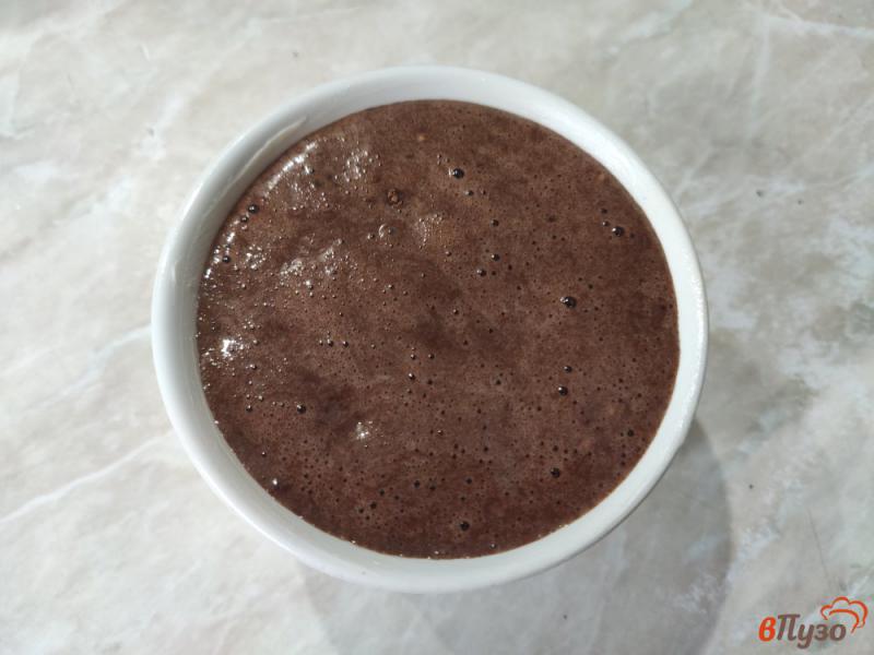 Фото приготовление рецепта: Шоколадно-банановый кекс без муки шаг №6