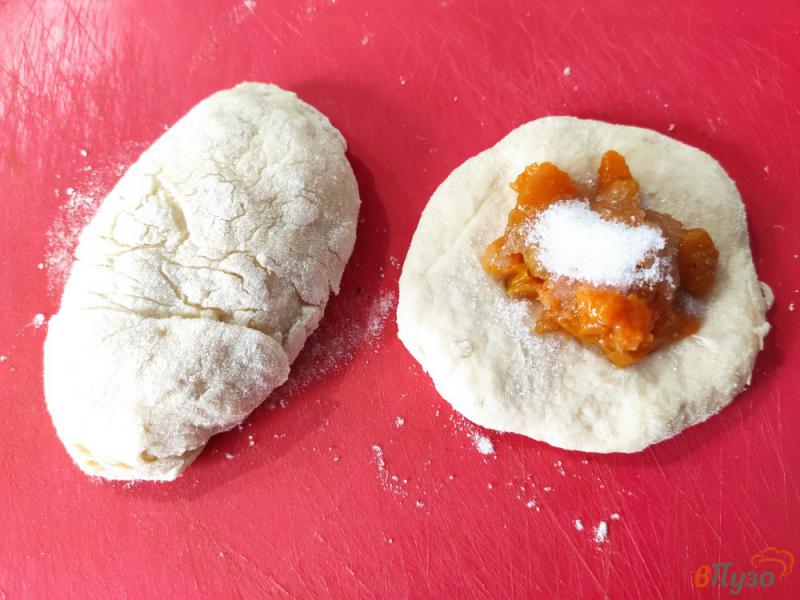 Фото приготовление рецепта: Жареные пирожки с абрикосами шаг №8