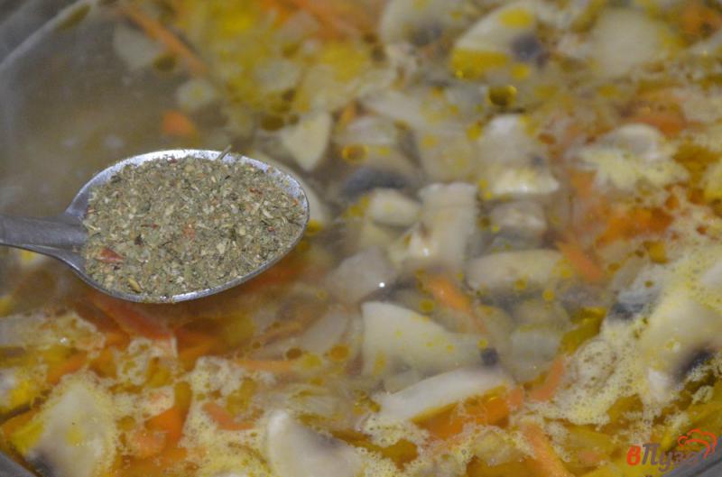 Фото приготовление рецепта: Постный суп с нутом и шампиньонами шаг №5
