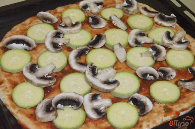 Фото приготовление рецепта: Постная пицца с кабачками и грибами шаг №3