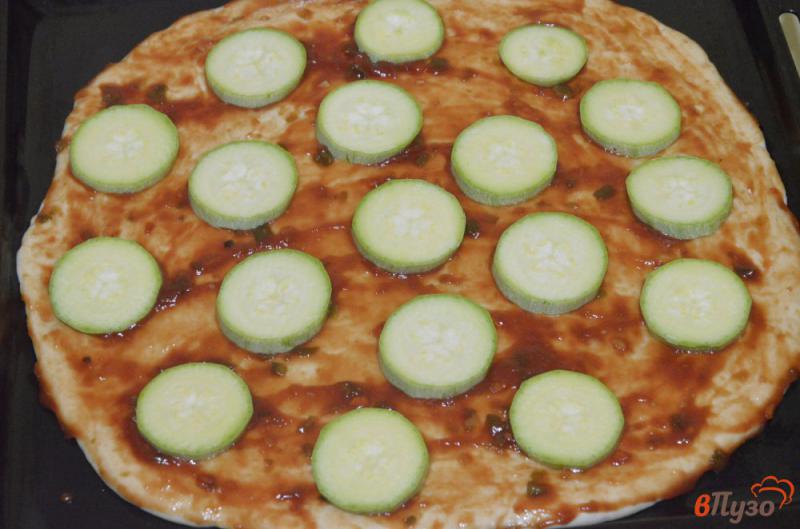 Фото приготовление рецепта: Постная пицца с кабачками и грибами шаг №2