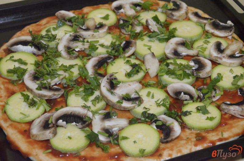 Фото приготовление рецепта: Постная пицца с кабачками и грибами шаг №4