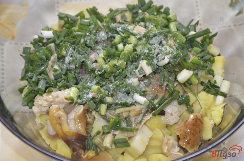 Фото приготовление рецепта: Постный картофельный салат с маринованными опятами шаг №3