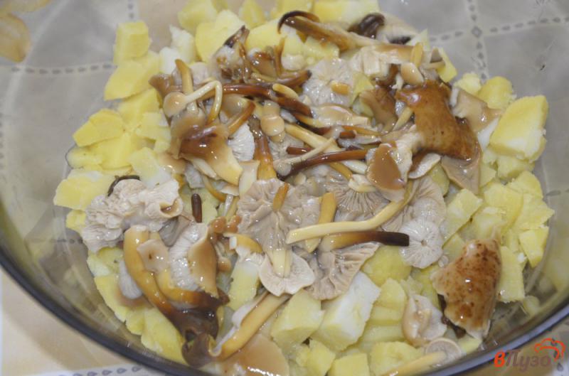 Фото приготовление рецепта: Постный картофельный салат с маринованными опятами шаг №2