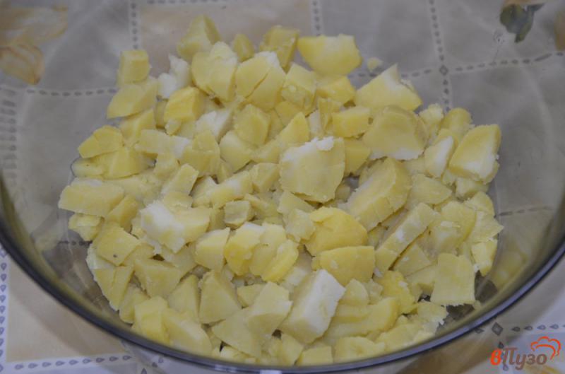 Фото приготовление рецепта: Постный картофельный салат с маринованными опятами шаг №1