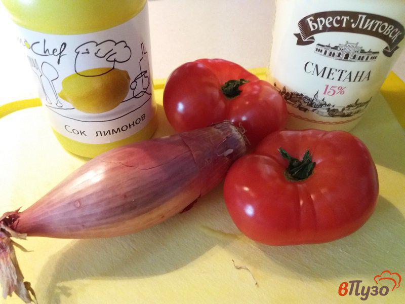 Фото приготовление рецепта: Салат из молодой капусты с помидорами и сметаной шаг №2