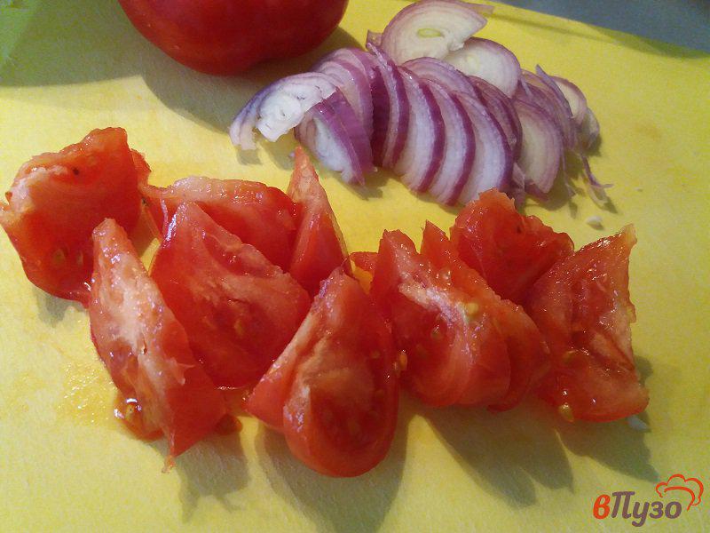 Фото приготовление рецепта: Салат из молодой капусты с помидорами и сметаной шаг №5