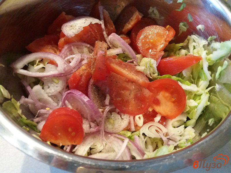 Фото приготовление рецепта: Салат из молодой капусты с помидорами и сметаной шаг №6
