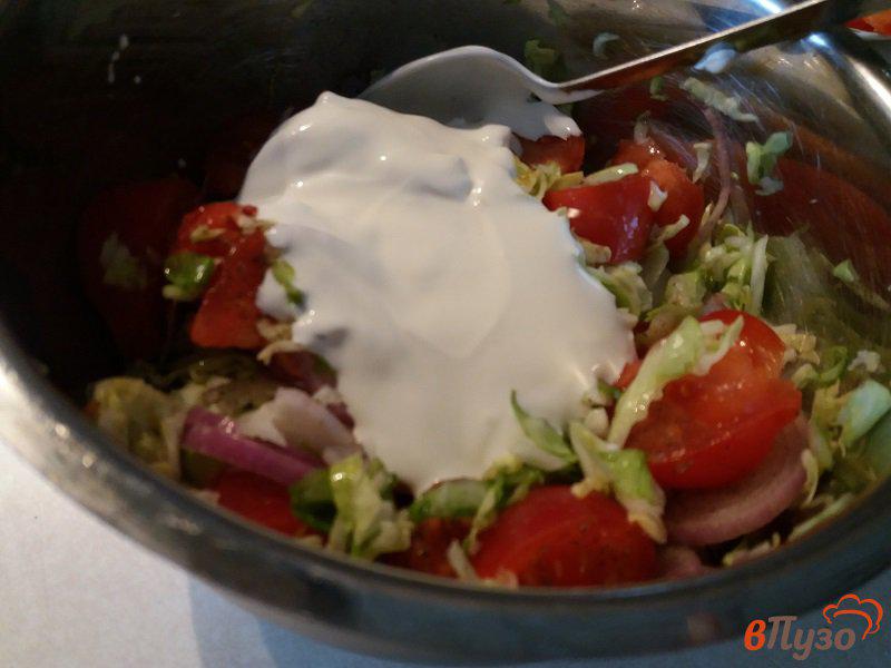 Фото приготовление рецепта: Салат из молодой капусты с помидорами и сметаной шаг №7