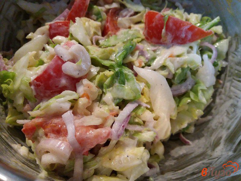 Фото приготовление рецепта: Салат из молодой капусты с помидорами и сметаной шаг №8
