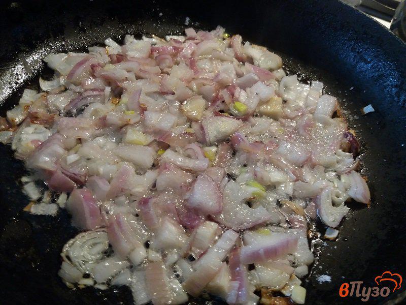 Фото приготовление рецепта: Рыбный суп из сёмги с луком шалот шаг №3