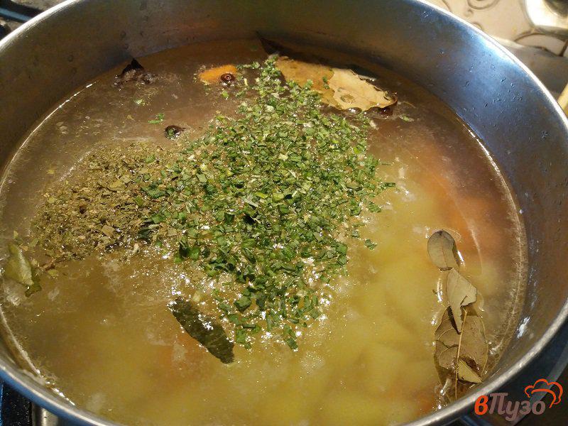 Фото приготовление рецепта: Рыбный суп из сёмги с луком шалот шаг №7