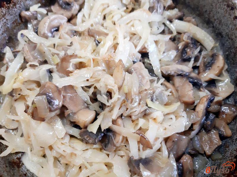 Фото приготовление рецепта: Пирог с капустой и грибами шаг №6