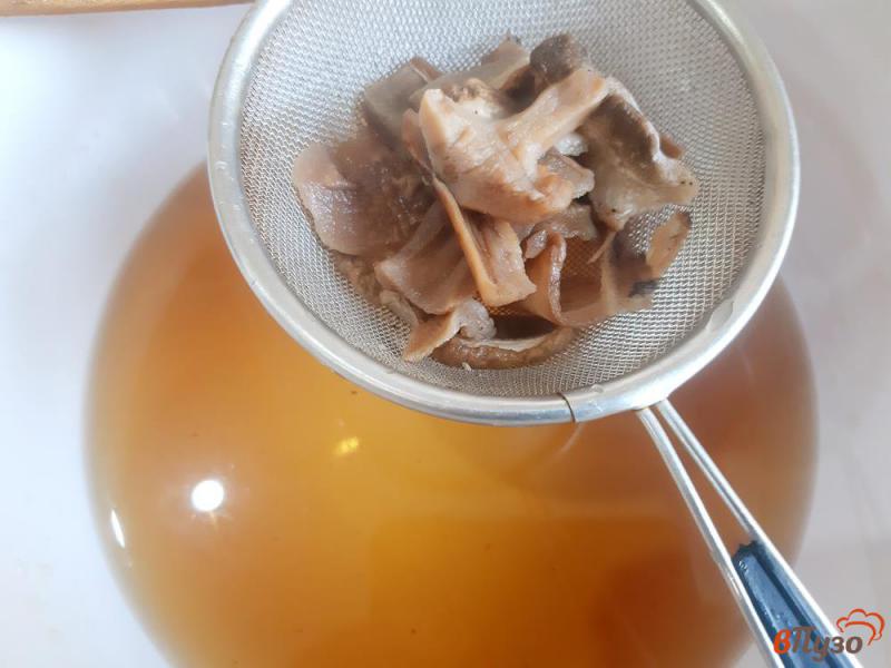 Фото приготовление рецепта: Солянка с сушеными грибами на бульоне шаг №2