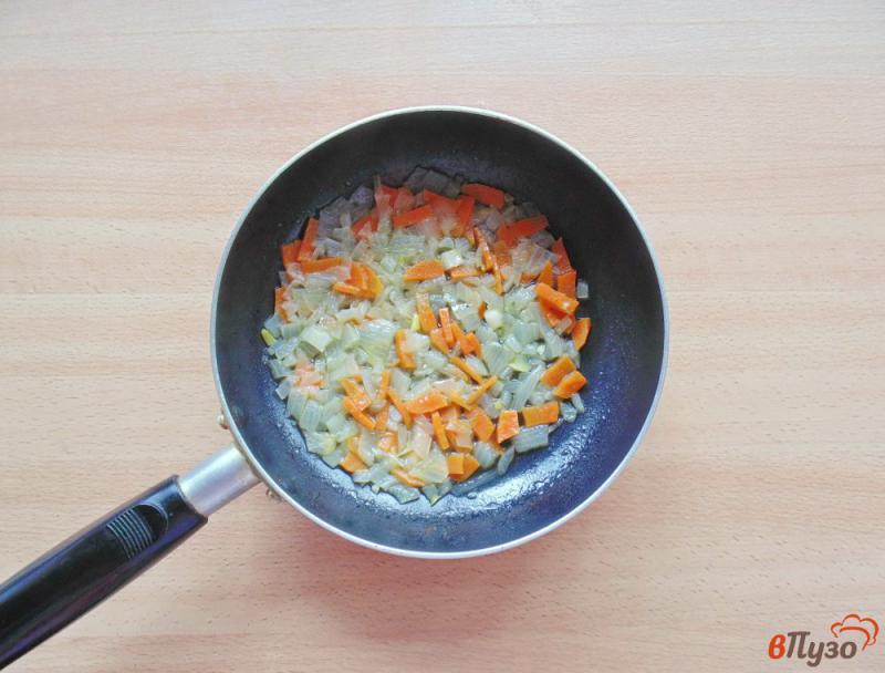 Фото приготовление рецепта: Рис с овощами и зеленым горошком шаг №3