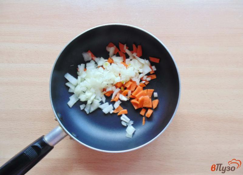 Фото приготовление рецепта: Рис с овощами и зеленым горошком шаг №2