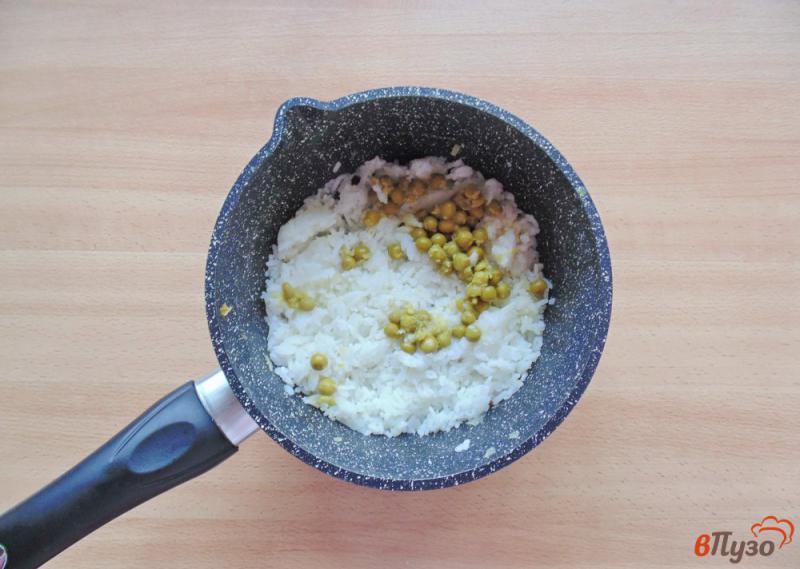 Фото приготовление рецепта: Рис с овощами и зеленым горошком шаг №4