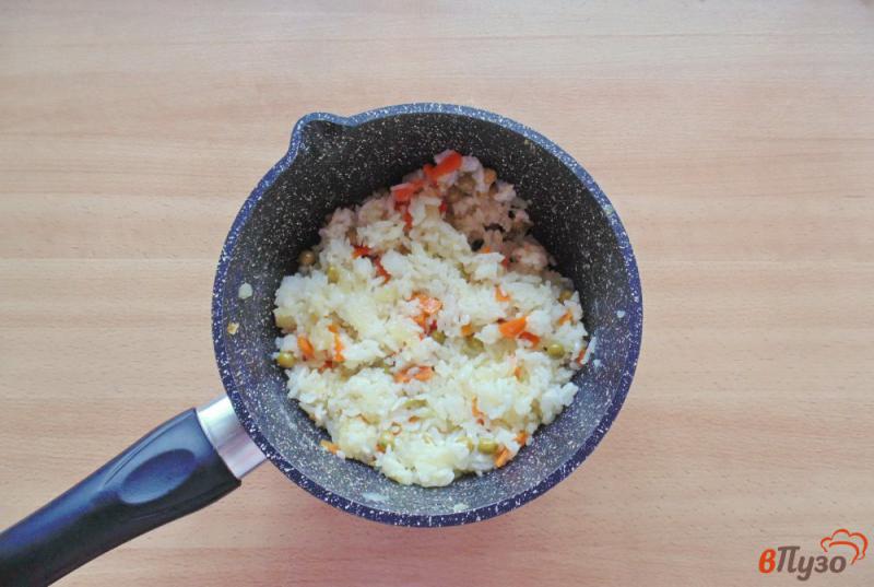 Фото приготовление рецепта: Рис с овощами и зеленым горошком шаг №6