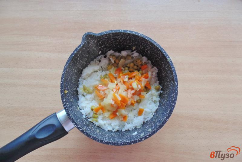 Фото приготовление рецепта: Рис с овощами и зеленым горошком шаг №5