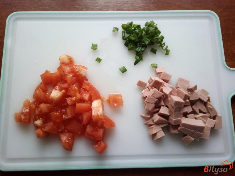 Фото приготовление рецепта: Яичные блины с колбасой и сыром шаг №1