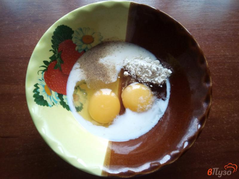 Фото приготовление рецепта: Яичные блины с колбасой и сыром шаг №2