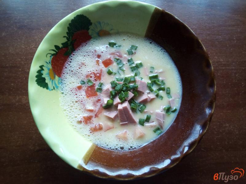 Фото приготовление рецепта: Яичные блины с колбасой и сыром шаг №3