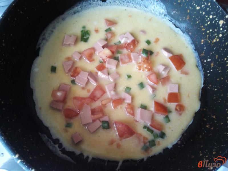 Фото приготовление рецепта: Яичные блины с колбасой и сыром шаг №4