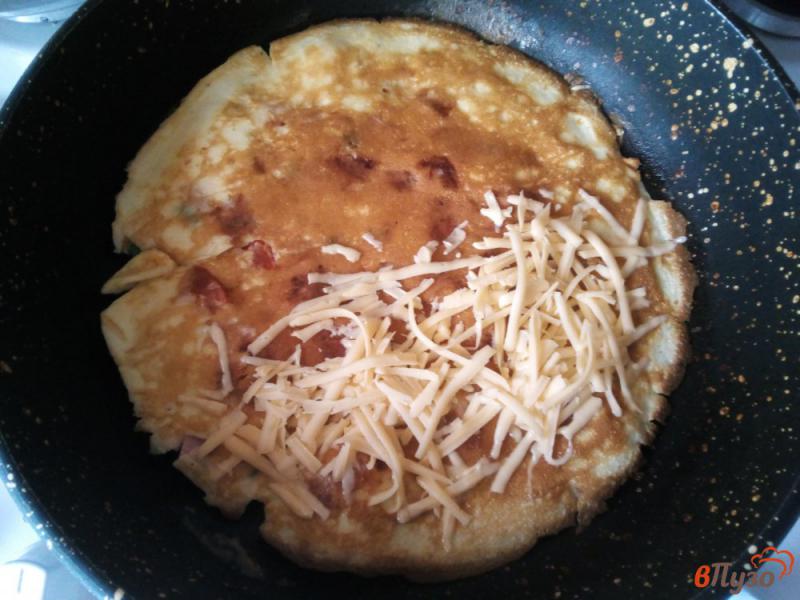 Фото приготовление рецепта: Яичные блины с колбасой и сыром шаг №5