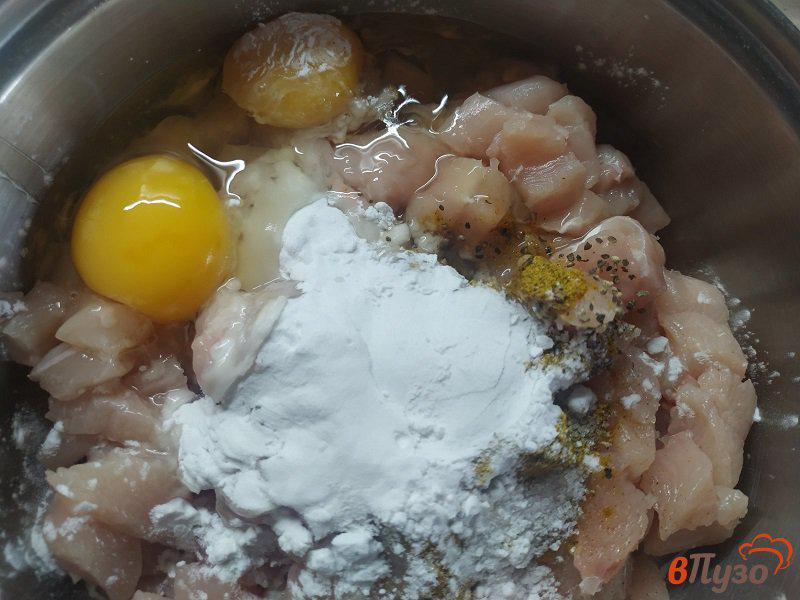 Фото приготовление рецепта: Куриные рубленные котлеты с горчичным соусом шаг №3