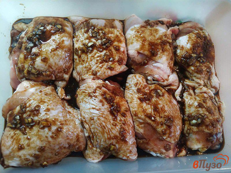 Фото приготовление рецепта: Запеченные куриные бёдра с картофелем шаг №4