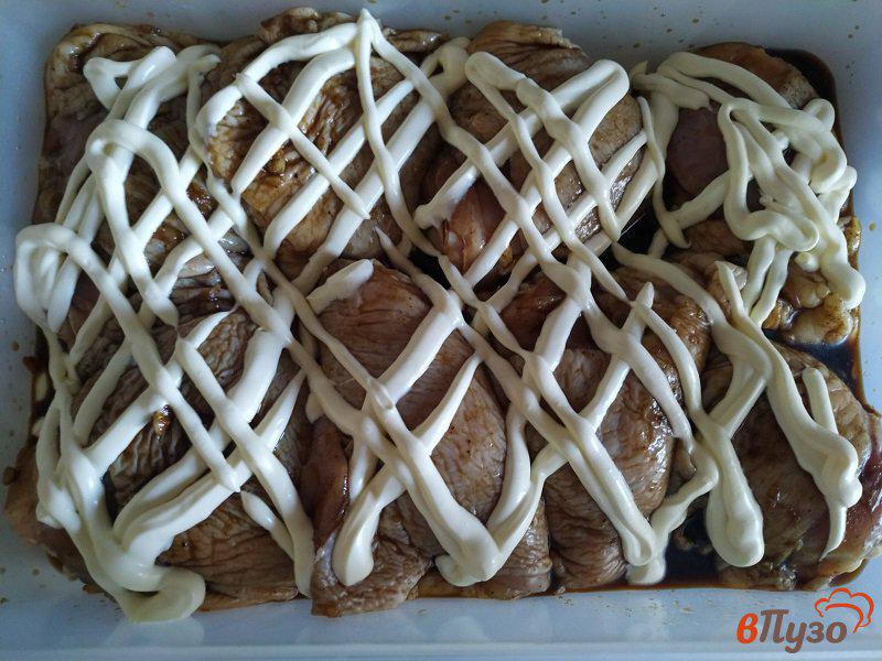 Фото приготовление рецепта: Запеченные куриные бёдра с картофелем шаг №5