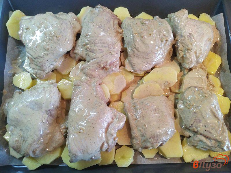 Фото приготовление рецепта: Запеченные куриные бёдра с картофелем шаг №8