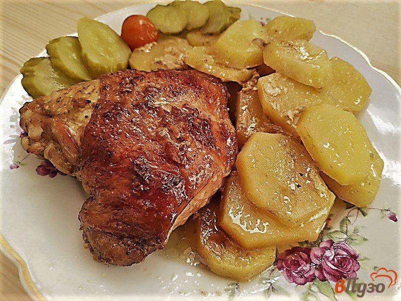 Фото приготовление рецепта: Запеченные куриные бёдра с картофелем шаг №9