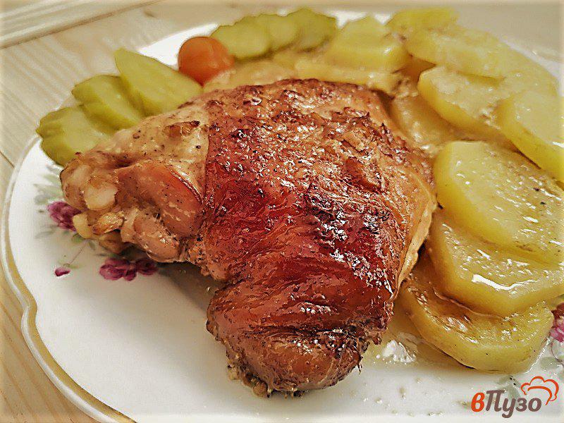 Фото приготовление рецепта: Запеченные куриные бёдра с картофелем шаг №10