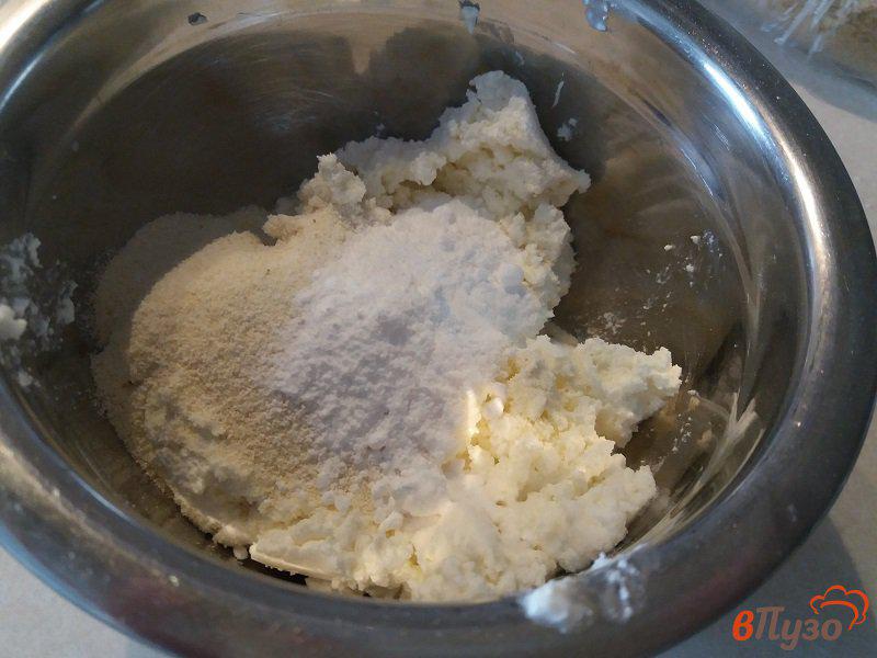 Фото приготовление рецепта: Запеченные ванильные сырники с изюмом шаг №1